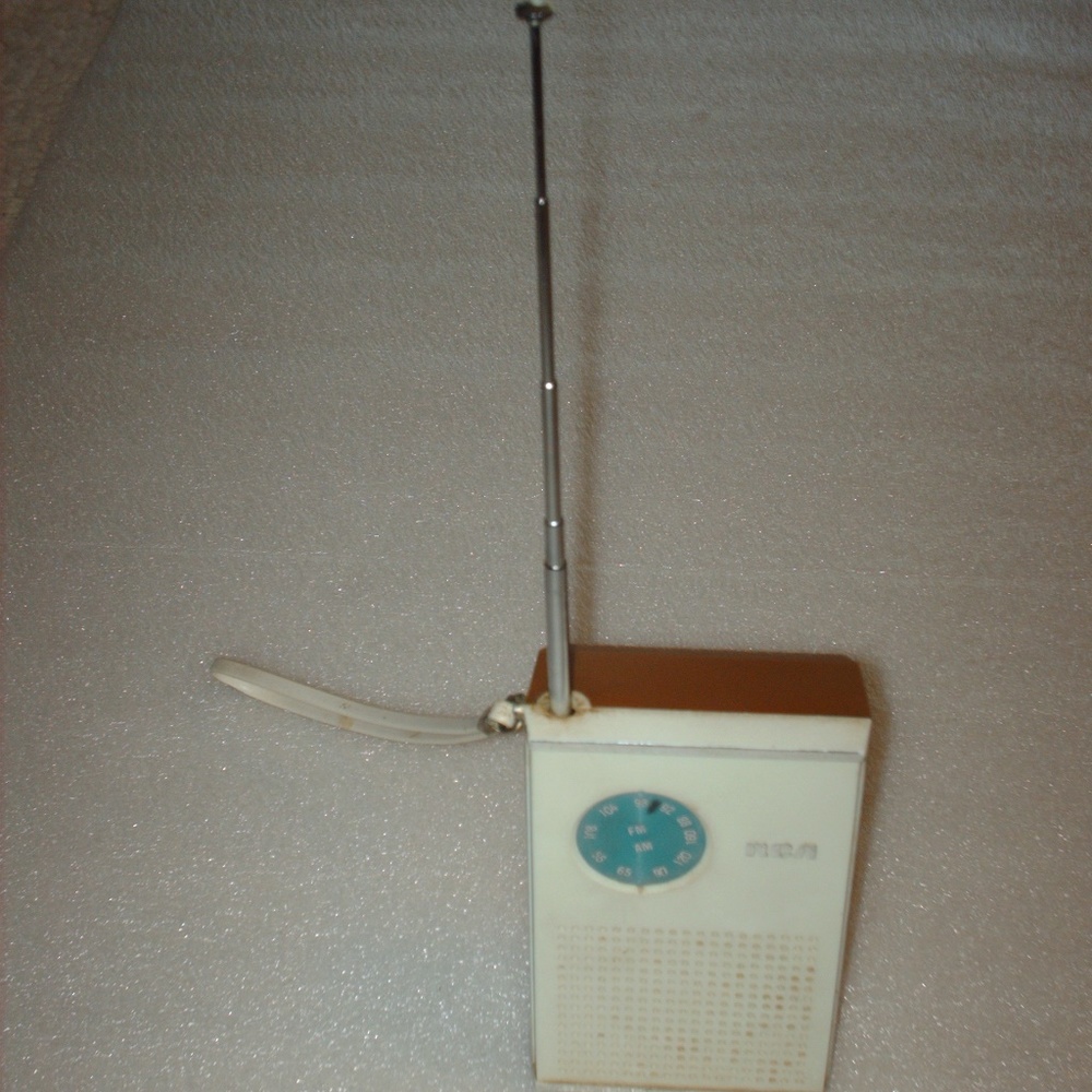 Vintage RCA transistor AM/FM radio